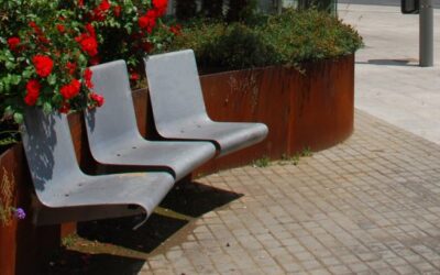 Jardinera y asientos para el espacio público ubicado sobre el aparcamiento subterráneo de José Laguillo.