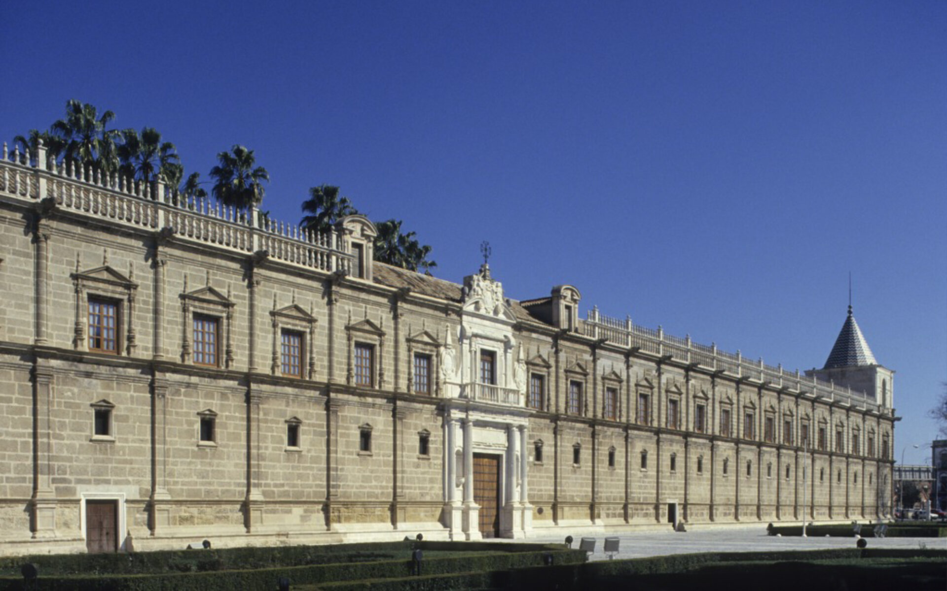 Antiguo Hospital de las Cinco Llagas. Restauración de fachadas históricas, salón de plenos del Parlamento de Andalucía (antigua iglesia) y otros elementos originales.
